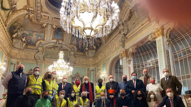 Mensajeros de la Paz vuelve a estar cerca de los más vulnerables en el Casino de Madrid, en las fiestas navideñas Miembros de Mensajeros de la Paz en el Real Casino de Madrid