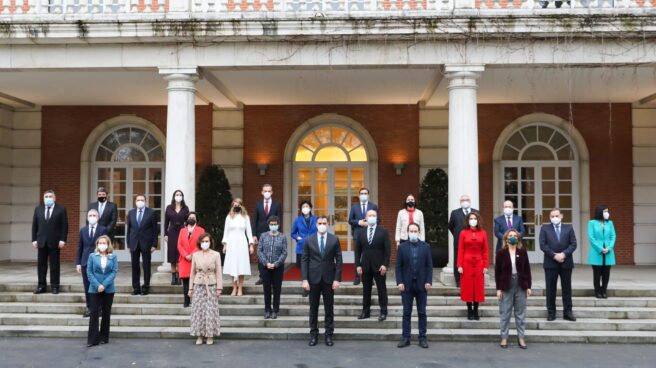 Foto de familia del Gobierno de coalición original del PSOE y Unidas Podemos