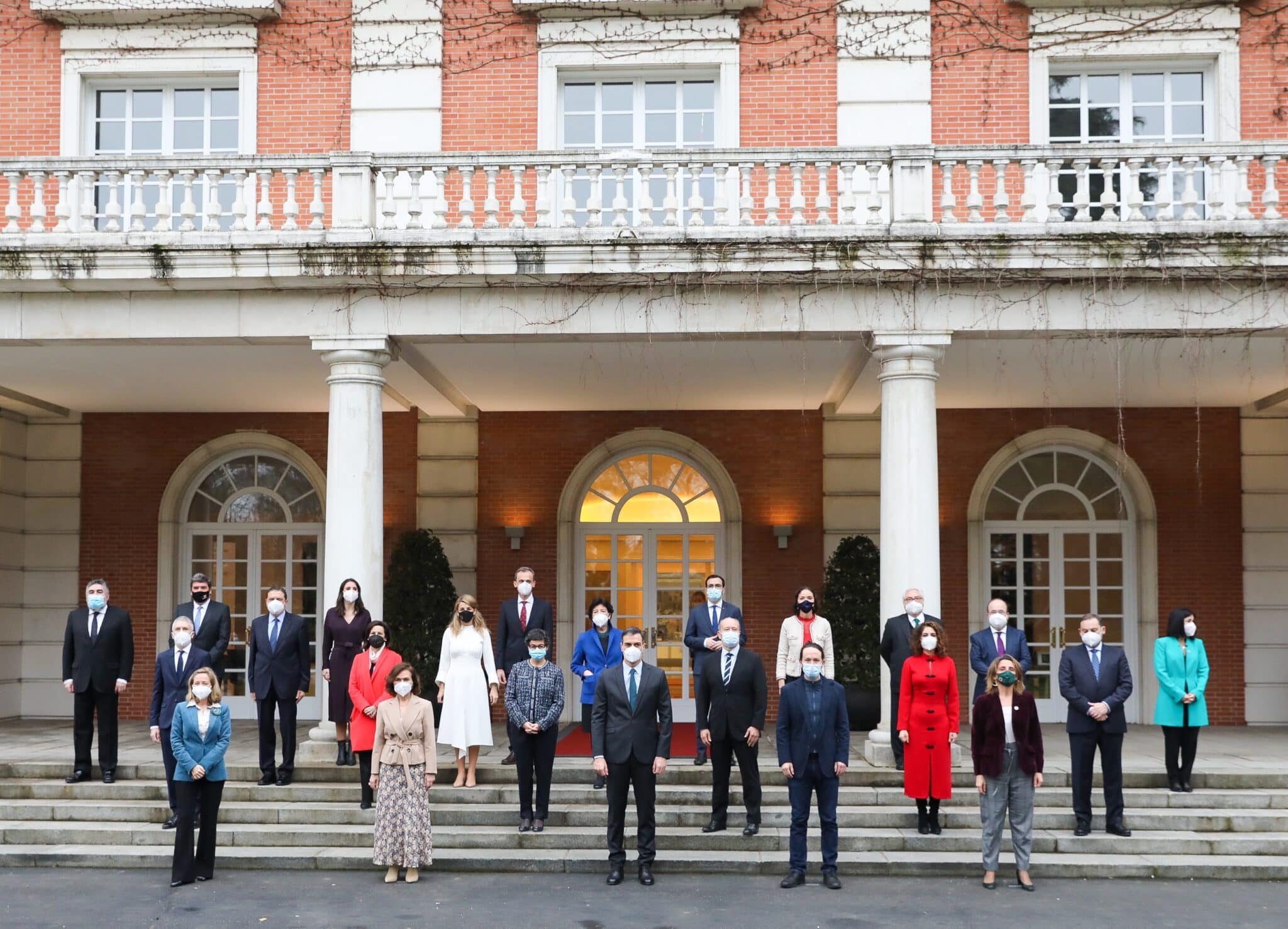 Foto de familia del Gobierno de coalición original del PSOE y Unidas Podemos