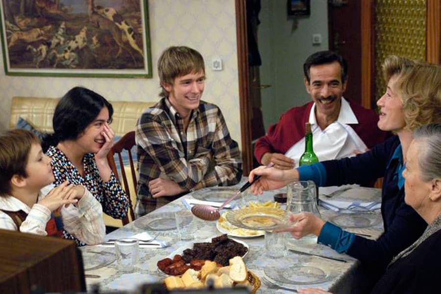 La familia Alcántara disfrutando de una cena en la mesa del comedor de la casa de 'Cuéntame cómo pasó'