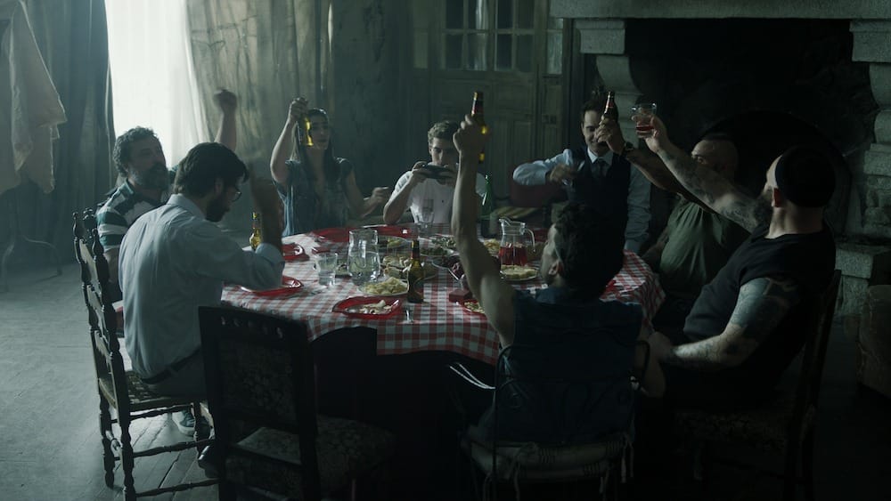Protagonistas de la 'Casa de Papel' celebrando el éxito en la mesa de la sala principal de la finca de los Toledo