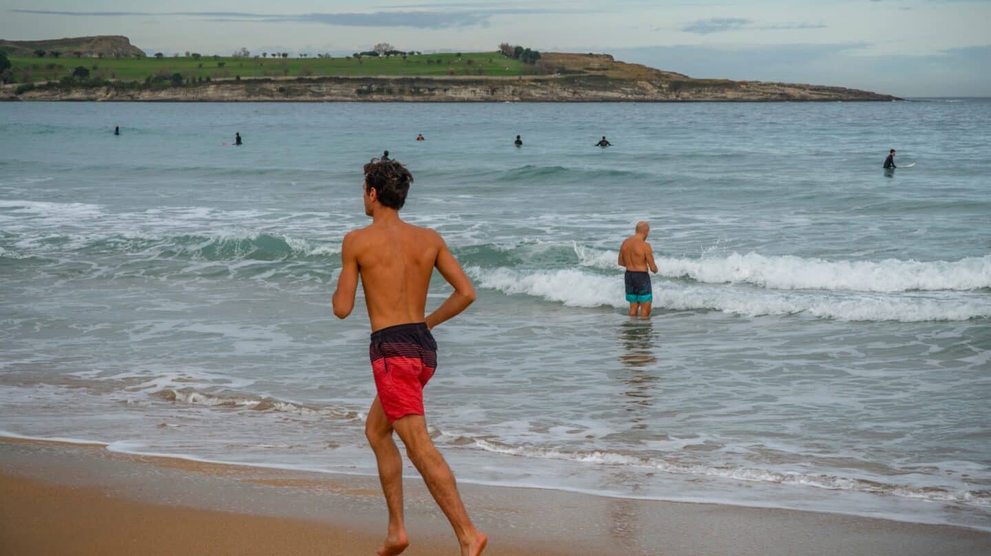 Un joven corre en la playa del Sardinero, en Santander, el 27 de diciembre