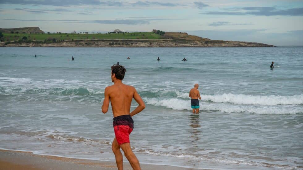 Un joven corre en la playa del Sardinero, en Santander, el 27 de diciembre