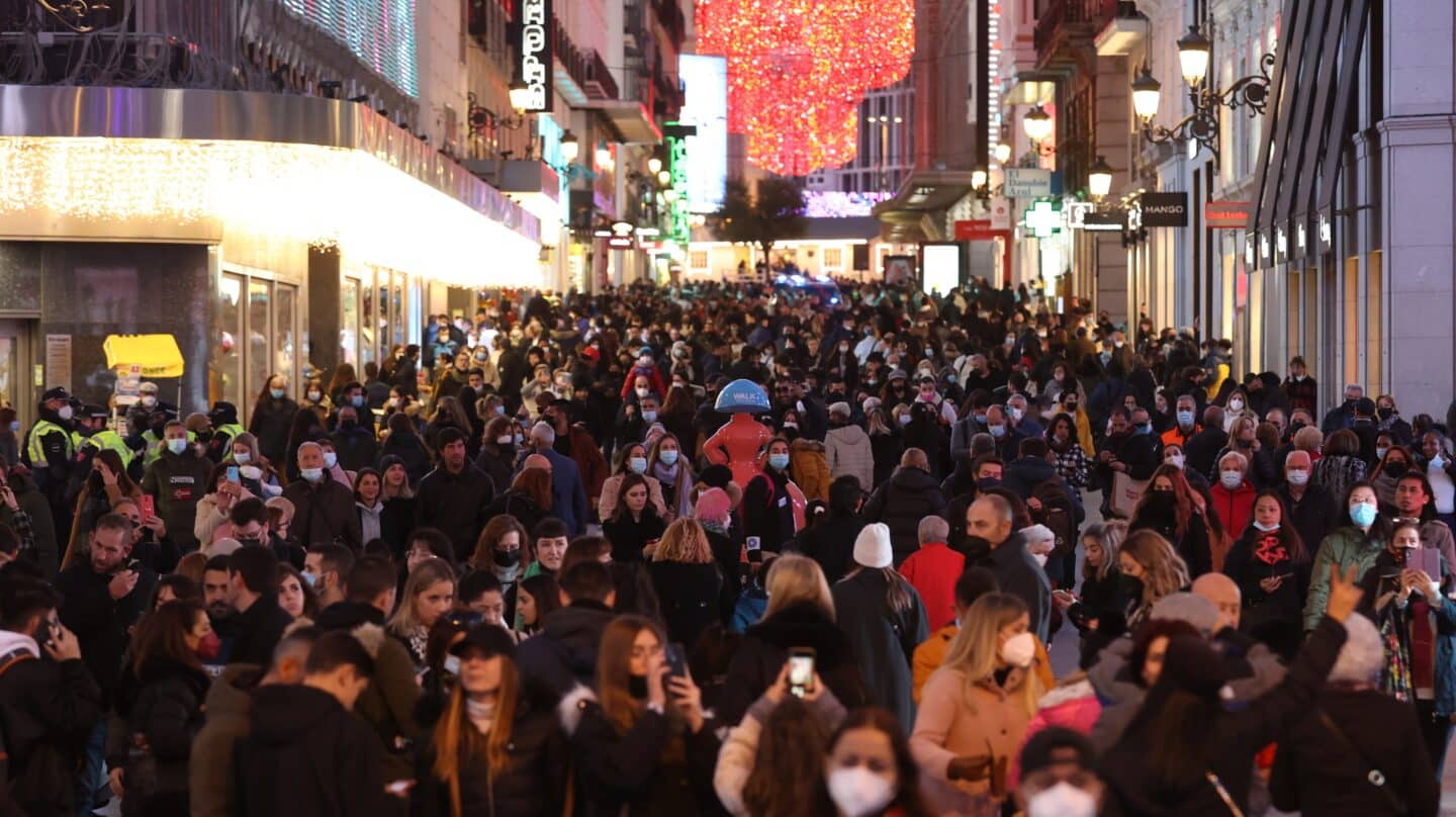 Aglomeración de personas en el centro de Madrid.