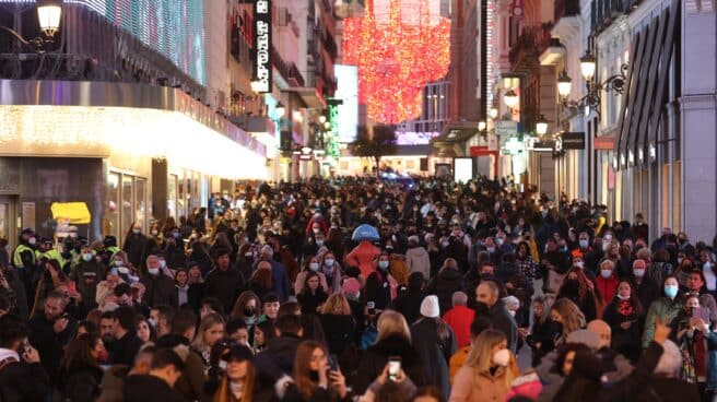 Aglomeración de personas en el centro de Madrid.