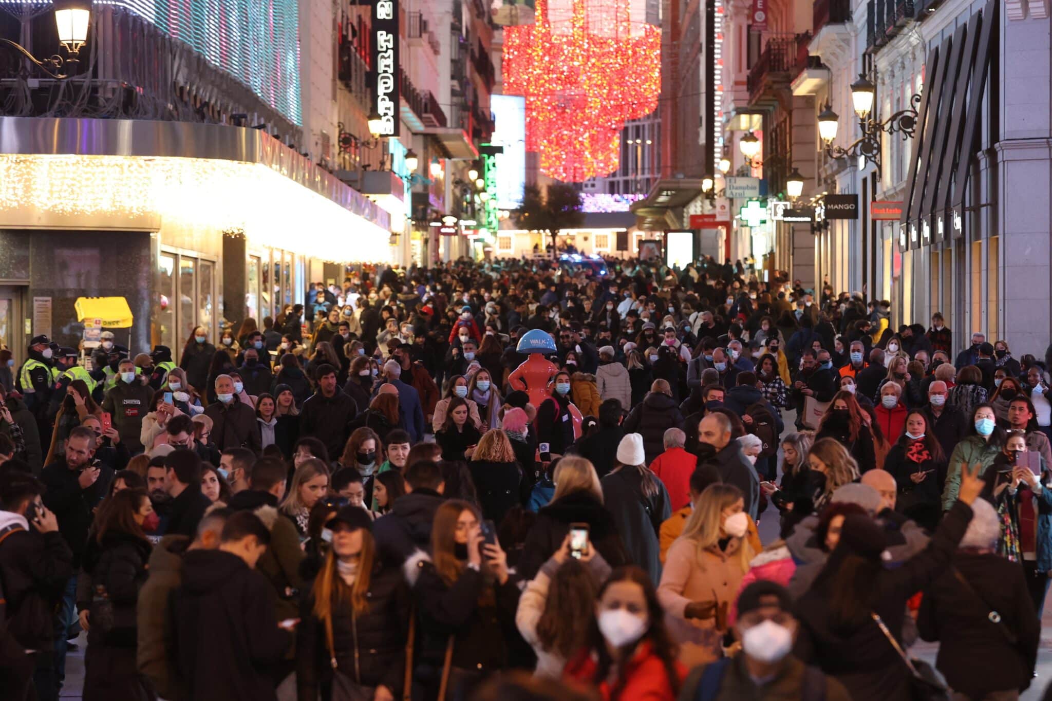 Aglomeración de personas en el centro de Madrid.