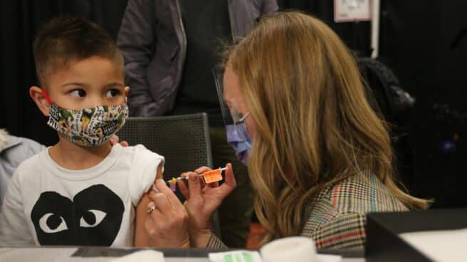 Un niño recibe la vacuna del Covid en Canadá.