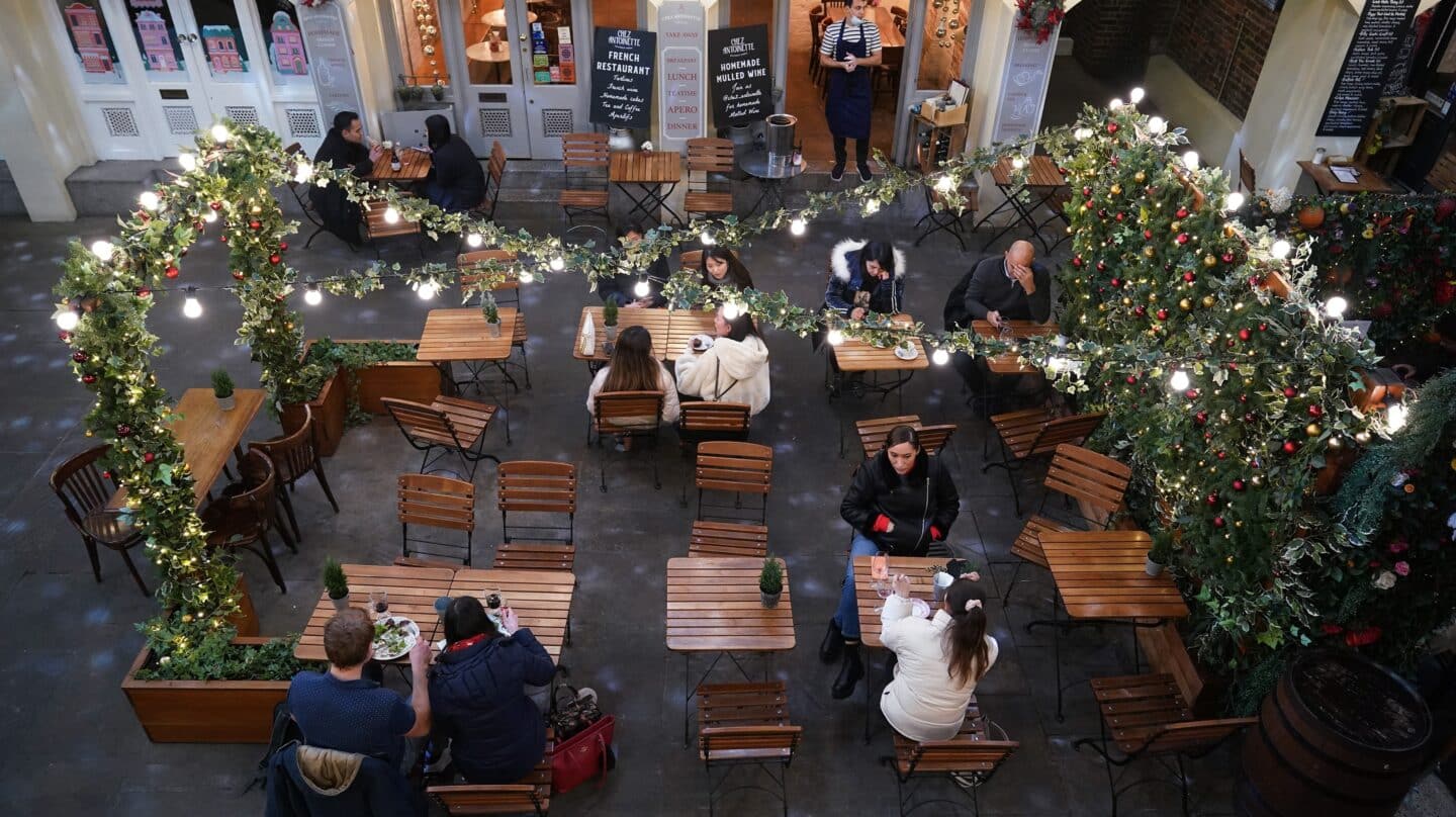 Personas comen en un restaurante en Londres, uno de los primeros territorios europeos por donde se ha expandido ómicron.