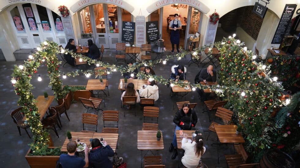 Personas comen en un restaurante en Londres, uno de los primeros territorios europeos por donde se ha expandido ómicron.