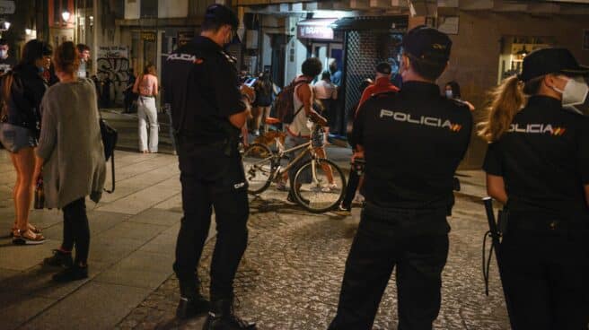 Policías nacionales, de servicio en una zona de ocio nocturno en el centro de Ourense.