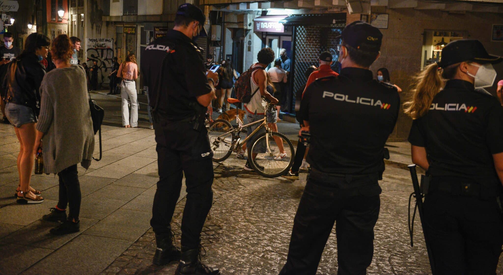 Policías nacionales, de servicio en una zona de ocio nocturno en el centro de Ourense.