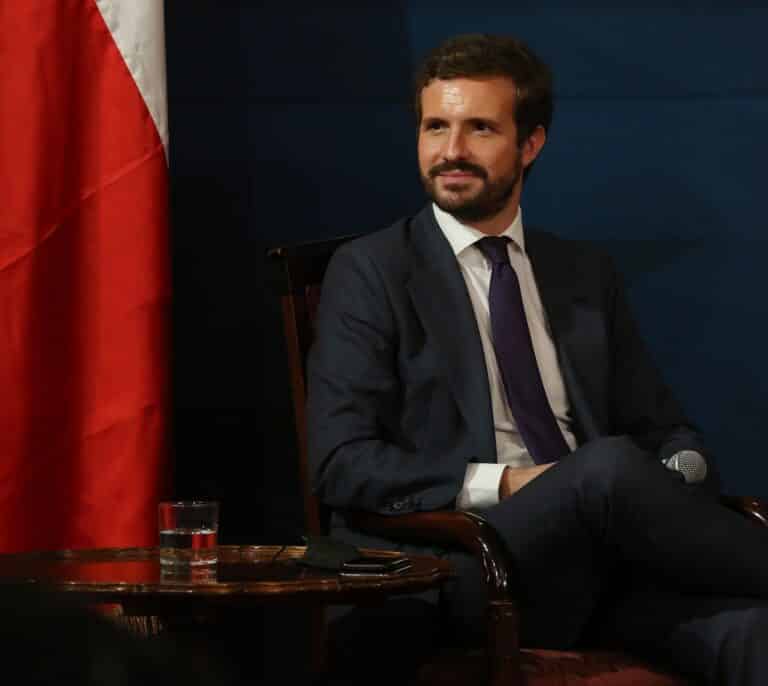 Casado es el regalo de Navidad de Vox (y de Sánchez)