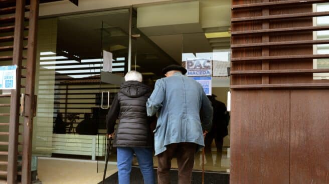 Una pareja de ancianos acude a un centro de salud para vacunarse.