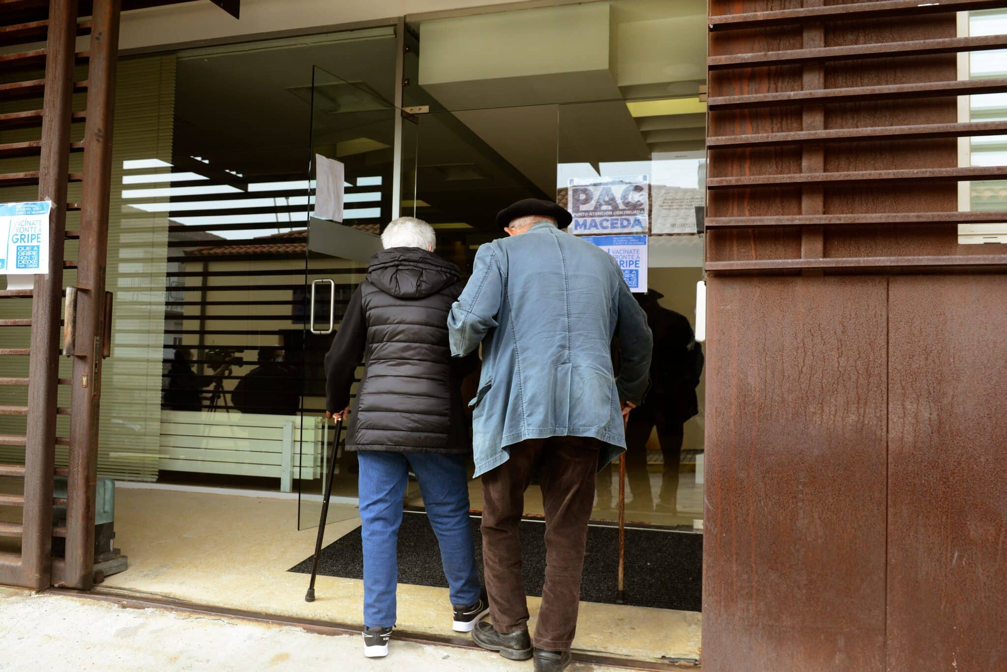 Una pareja de ancianos acude a un centro de salud para vacunarse.