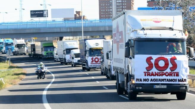 Camiones en huelga de transportes Varios camiones en la A-2 participan en una protesta