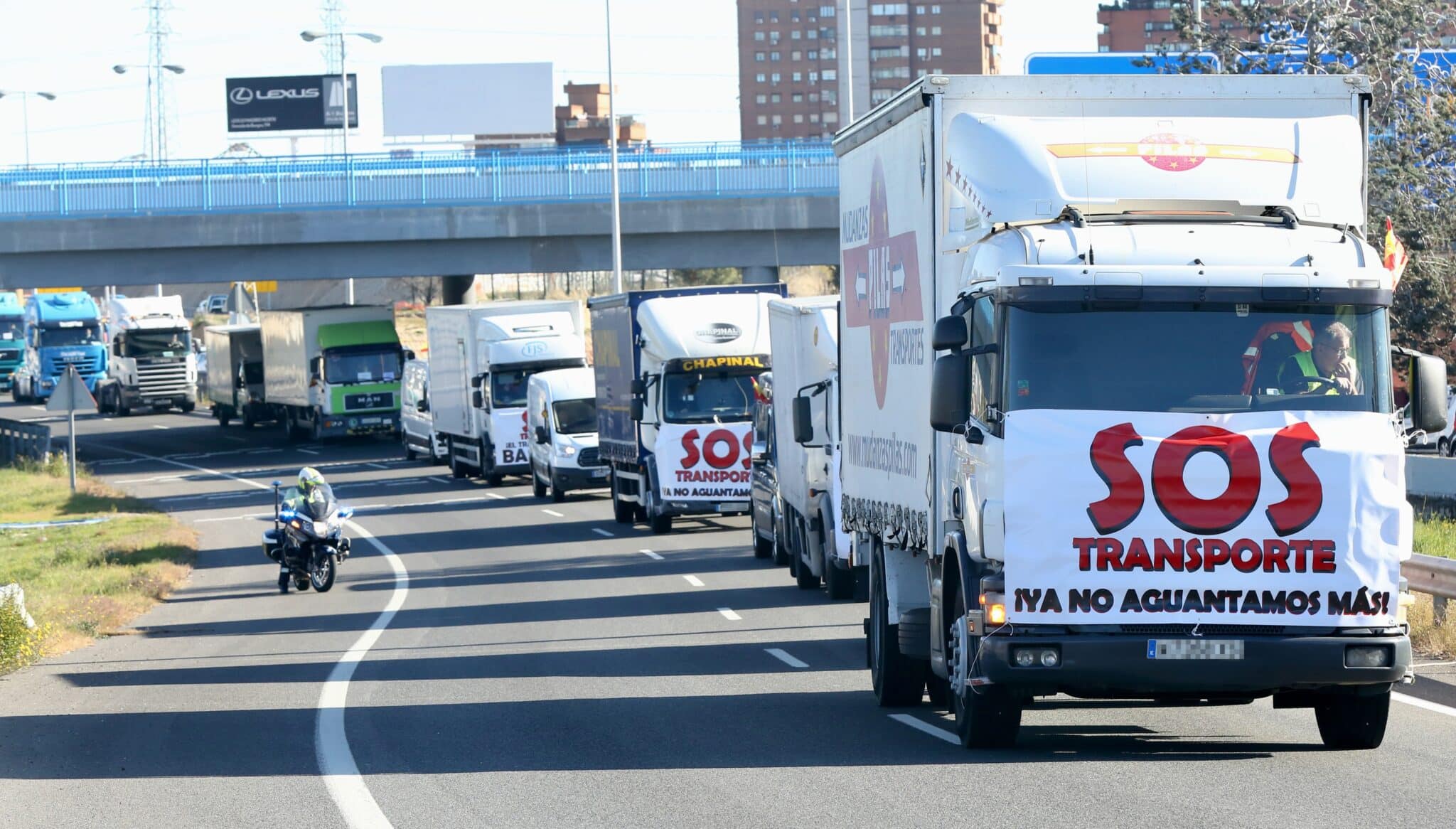 Varios camiones en la A-2 participan en una protesta