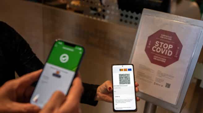 Cómo conseguir el pasaporte Covid: requisitos y dónde obtenerlo Una persona muestra su pasaporte Covid a la entrada de un establecimiento.