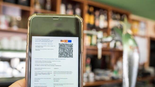 Pasaporte Covid-19 en un smartphone. Pasaporte Covid-19 en un smartphone.