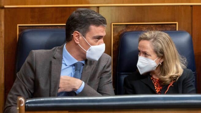 fondos-europeos-reto-ampliacion-plazo-ejecucion-digitalizacion-administracion Pedro Sánchez y la vicepresidenta Nadia Calviño hablan en sus escaños del Congreso.