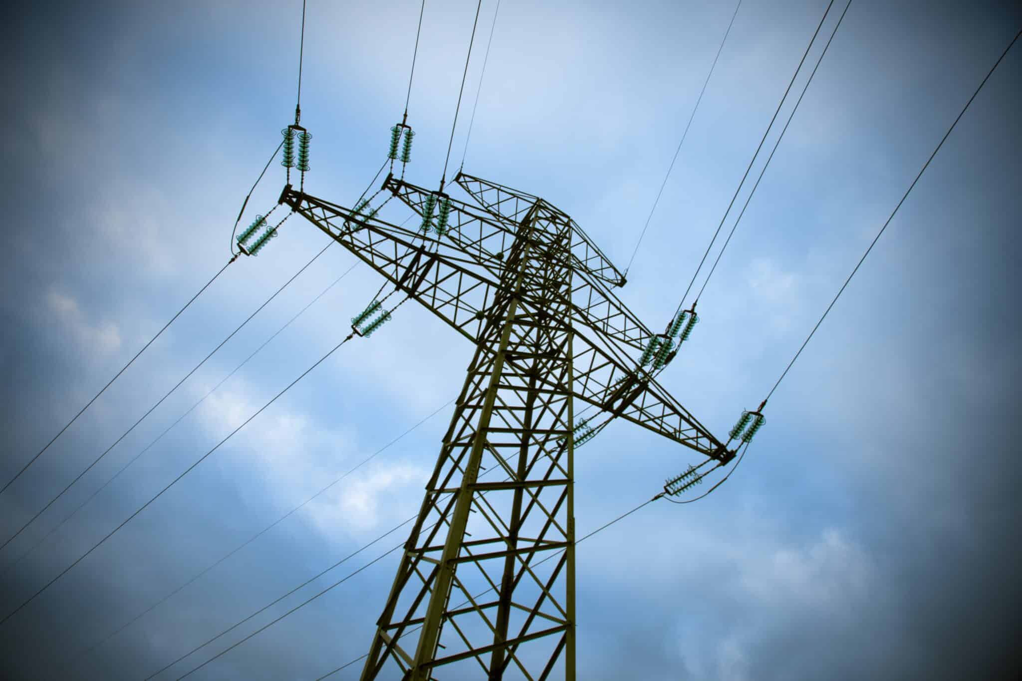 Imagen contrapicada de una torre eléctrica