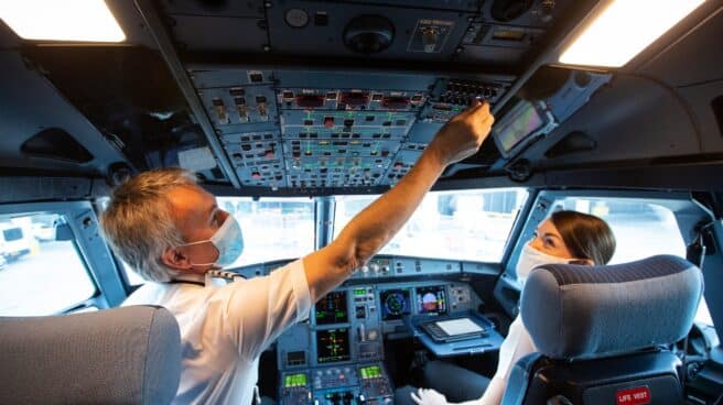 Pilotos en la cabina de un avión de EasyJet.