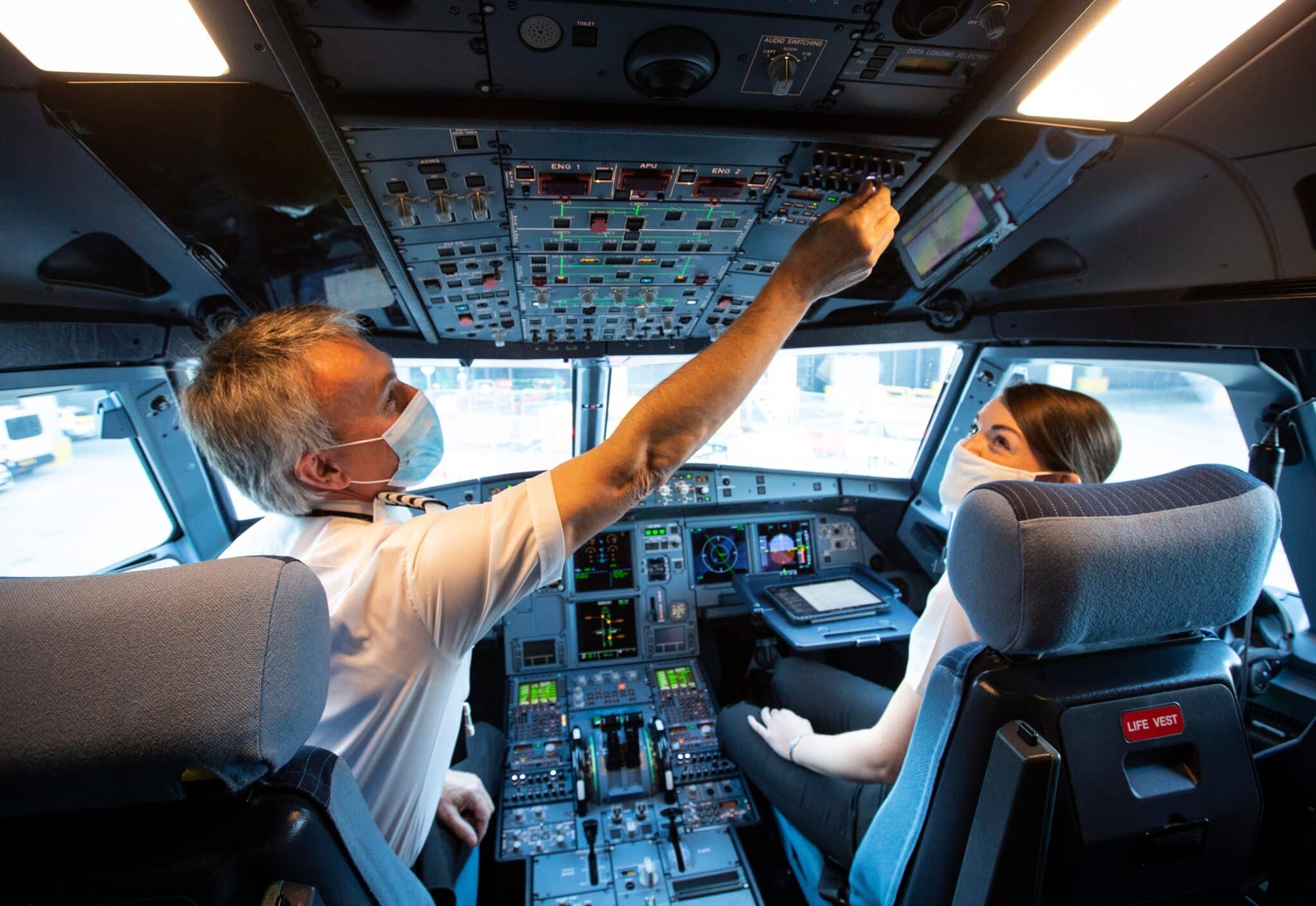 Pilotos en la cabina de un avión de EasyJet.