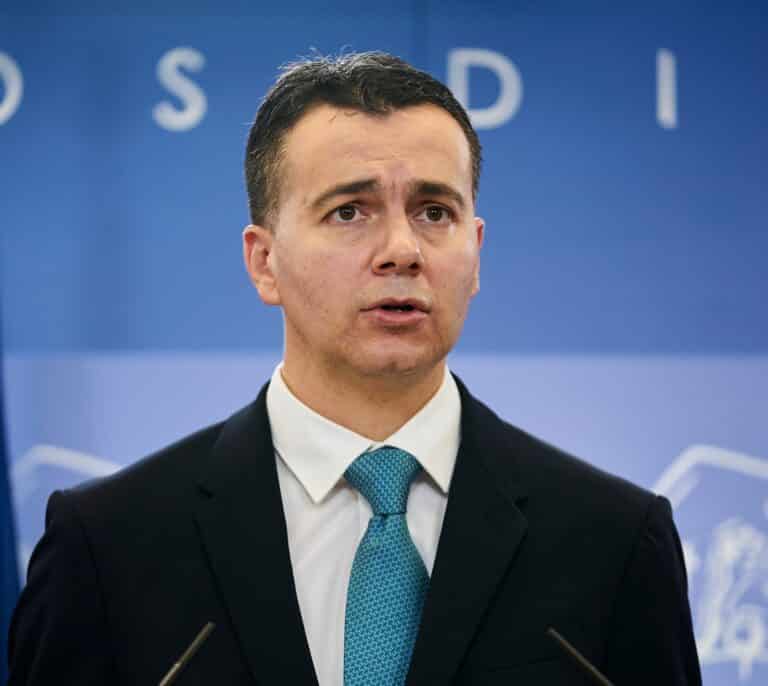 El PSOE llamó "ocurrencias" a la eliminación de cuarentenas que Sanidad ha aprobado horas después