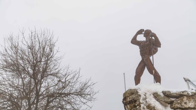 La Justicia de Castilla y León rechaza el cierre inmediato de la estación de Navacerrada que pedía Ribera Una escultura de un senderista, en el Puerto de Navacerrada