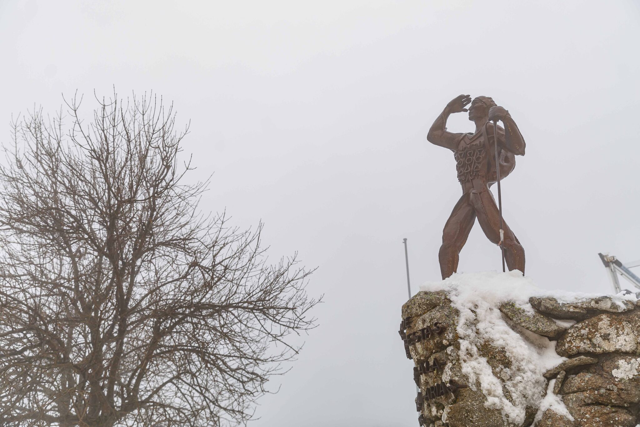 Una escultura de un senderista, en el Puerto de Navacerrada