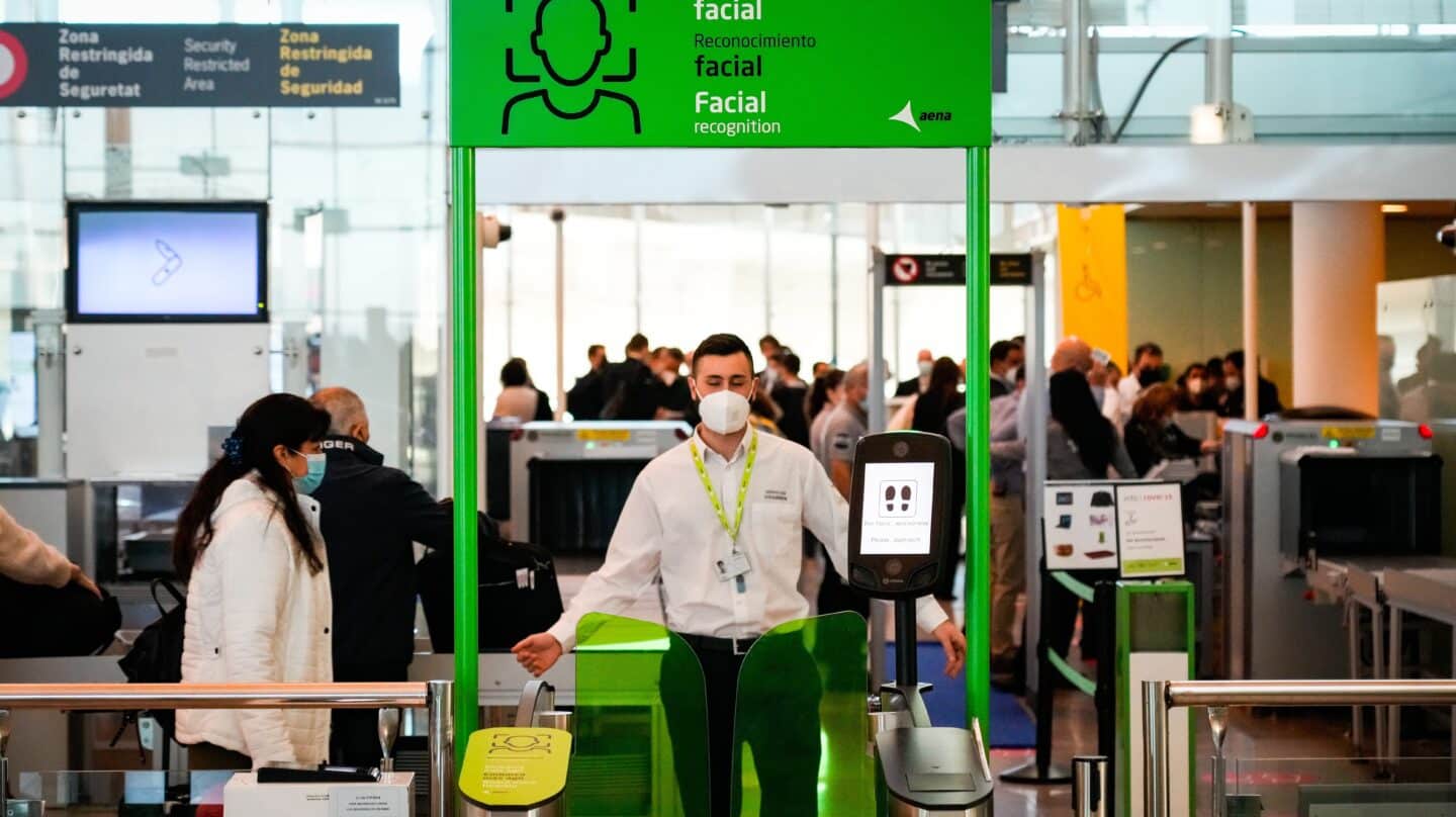 El aeropuerto Josep Tarradellas Barcelona-El Prat prueba un sistema de reconocimiento facial de pasajeros y de autofacturación de equipaje