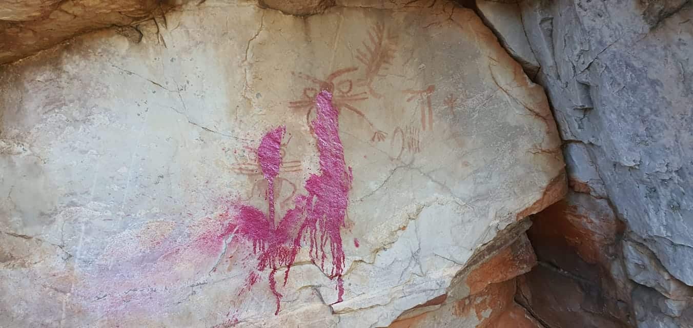 Pinturas rupestres vandalizadas en Jaén.