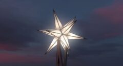 La Sagrada Familia se corona con la estrella iluminada de la Virgen