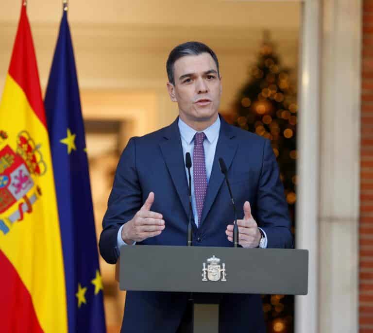 Sánchez elogia la "dedicación" de Castells y manda un recado a Casado