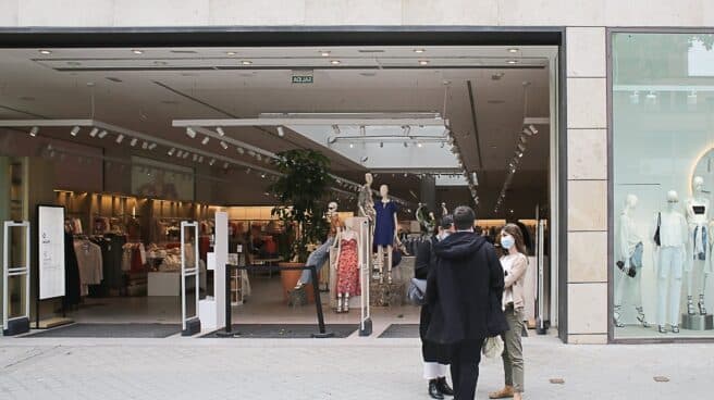 Entrada a una tienda de ropa.