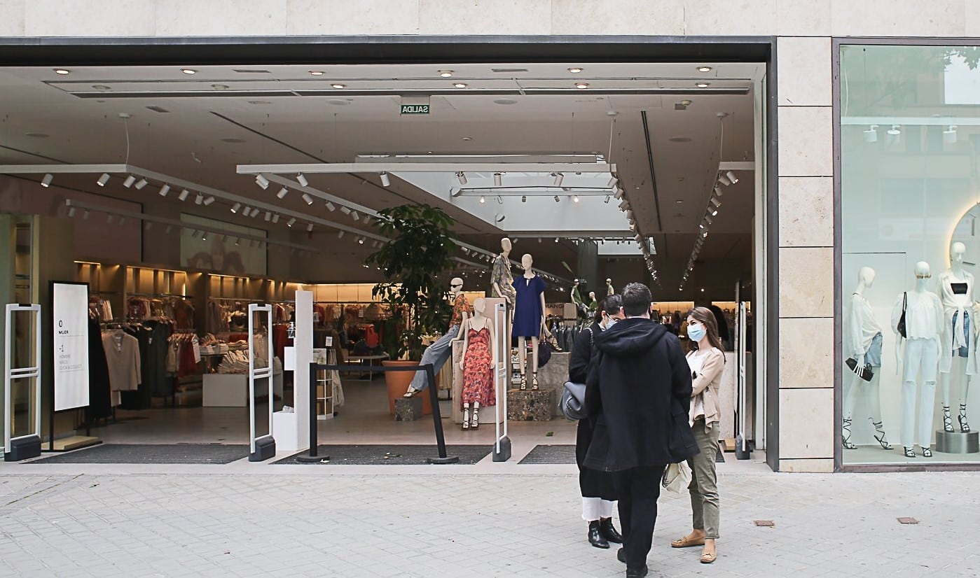 Entrada a una tienda de ropa.