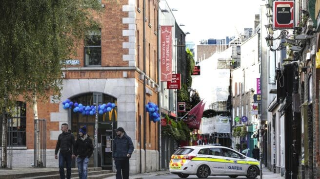 Un coche de la Policía patrulla en Temple Bar, una de las calles más ajetreadas de Dublín.