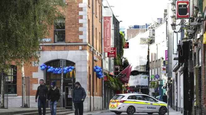 Irlanda reimplanta un toque de queda para bares, cines y teatros hasta febrero de 2022