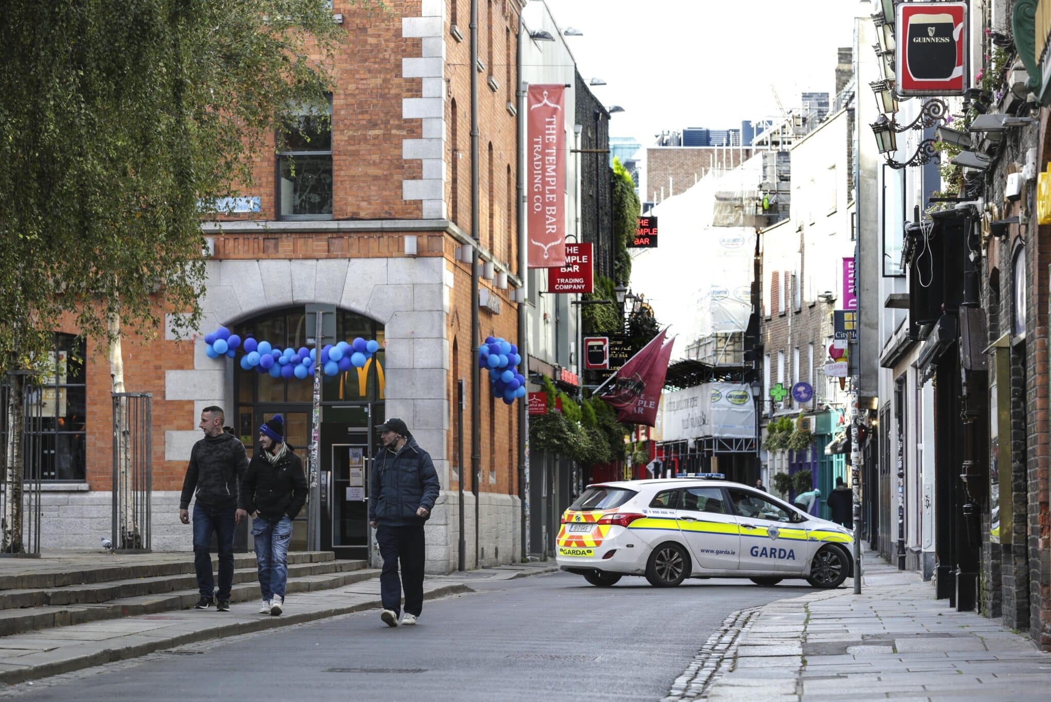 Un coche de la Policía patrulla en Temple Bar, una de las calles más ajetreadas de Dublín.