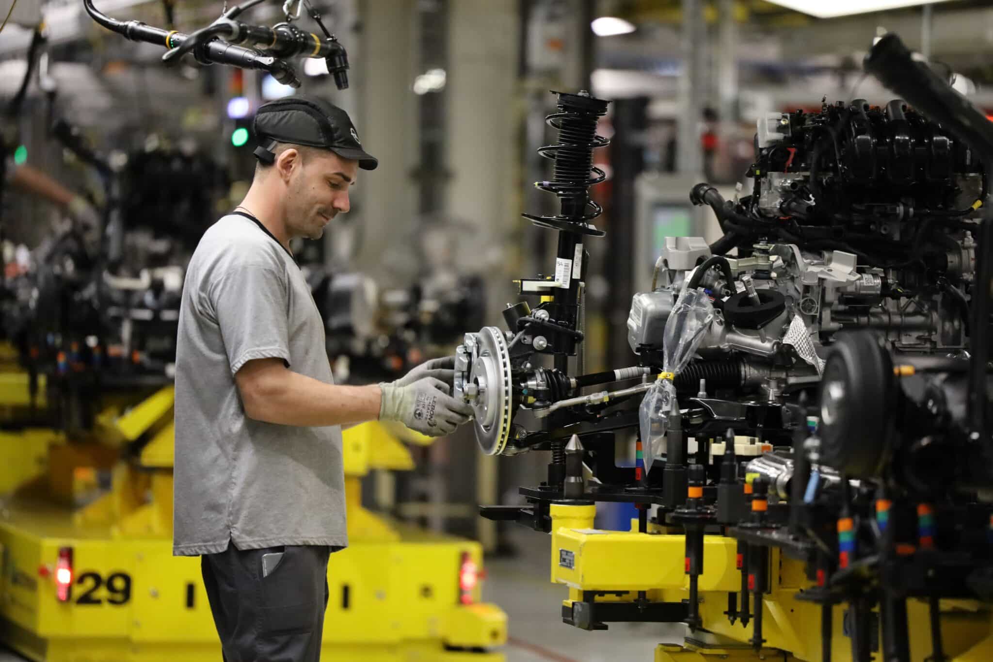 Trabajador de la factoría de Opel en Zaragoza.