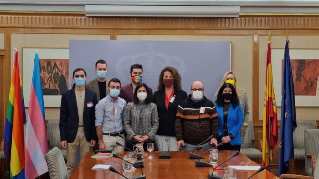 La ministra de Sanidad, Carolina Darias, tras recibir este jueves a representantes de colectivos trans para compartir los avances en los tratamientos hormonales.