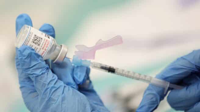 Una enfermera prepara una vacuna contra el Covid-19,.