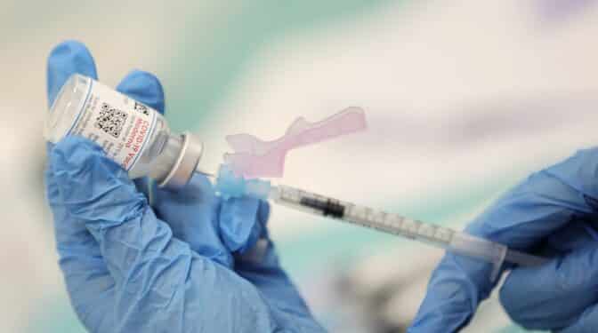 Las farmacéuticas cierran un año de ganancias por las vacunas en pleno auge de ómicron
