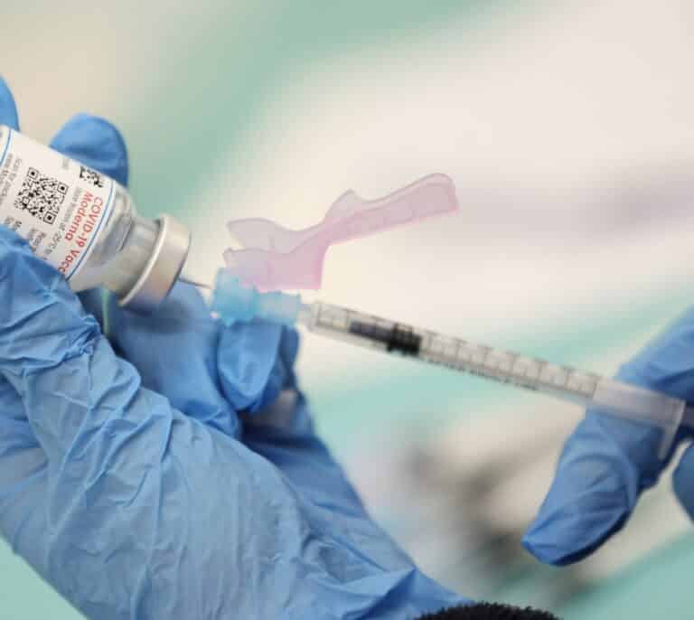 Sanidad recomienda ahora esperar cinco meses tras la infección para la dosis de refuerzo