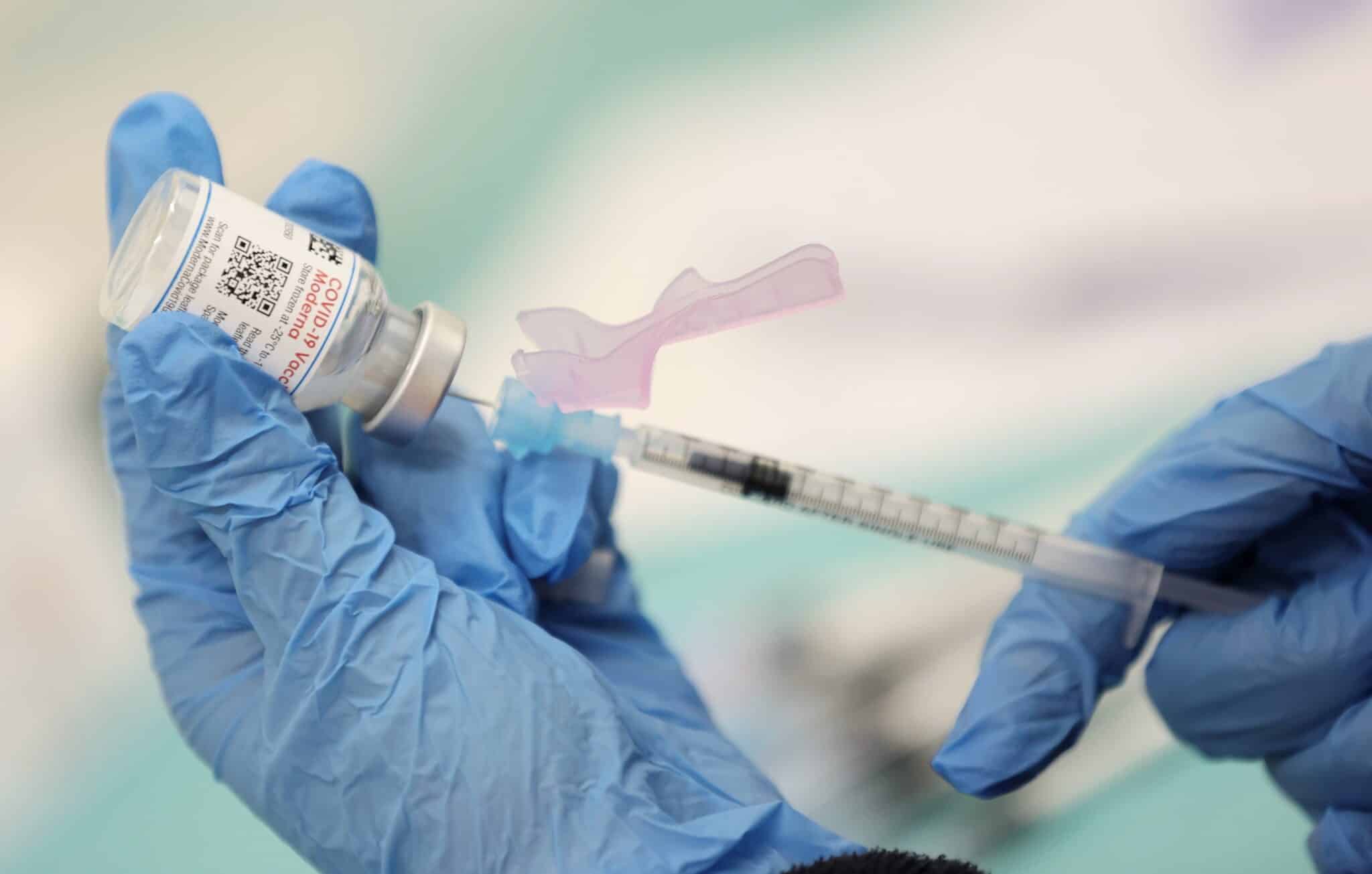 Una enfermera prepara una vacuna contra el Covid-19,.