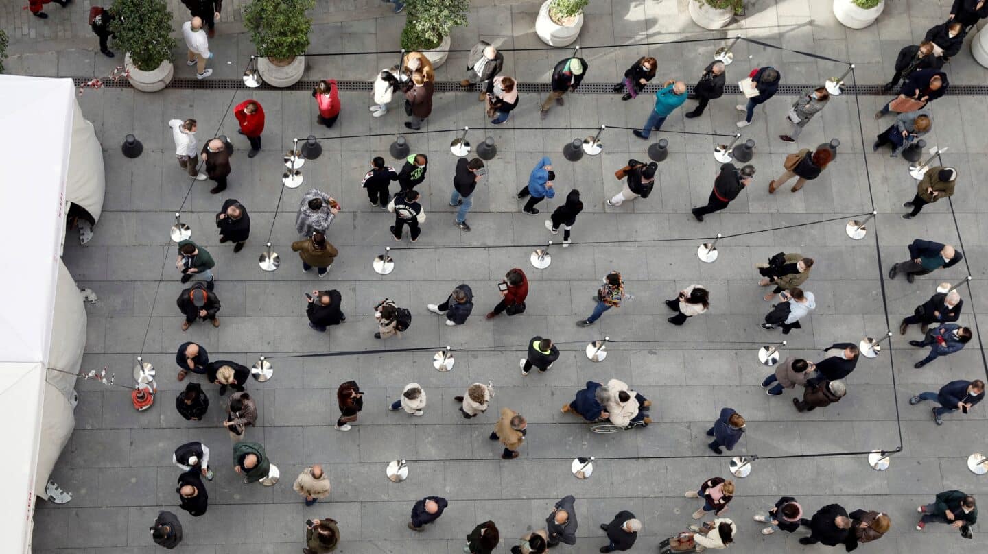 Cientos de personas acuden a vacunarse en Valencia