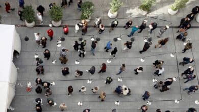 El gran riesgo de ómicron: "Puede extenderse fácilmente entre la población vacunada"