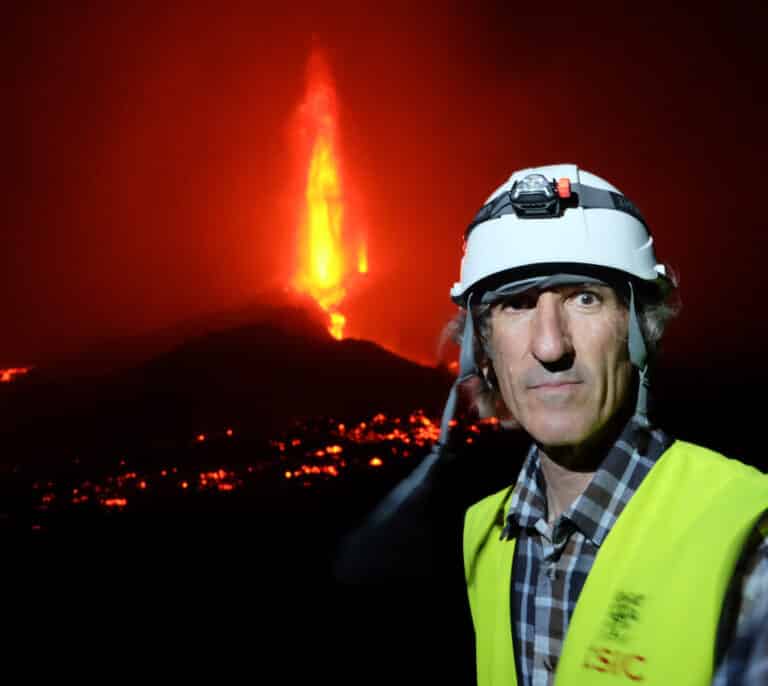 Jornadas eternas, 104 reuniones y una Navidad "con ceniza": el maratón de los que no se han separado del volcán