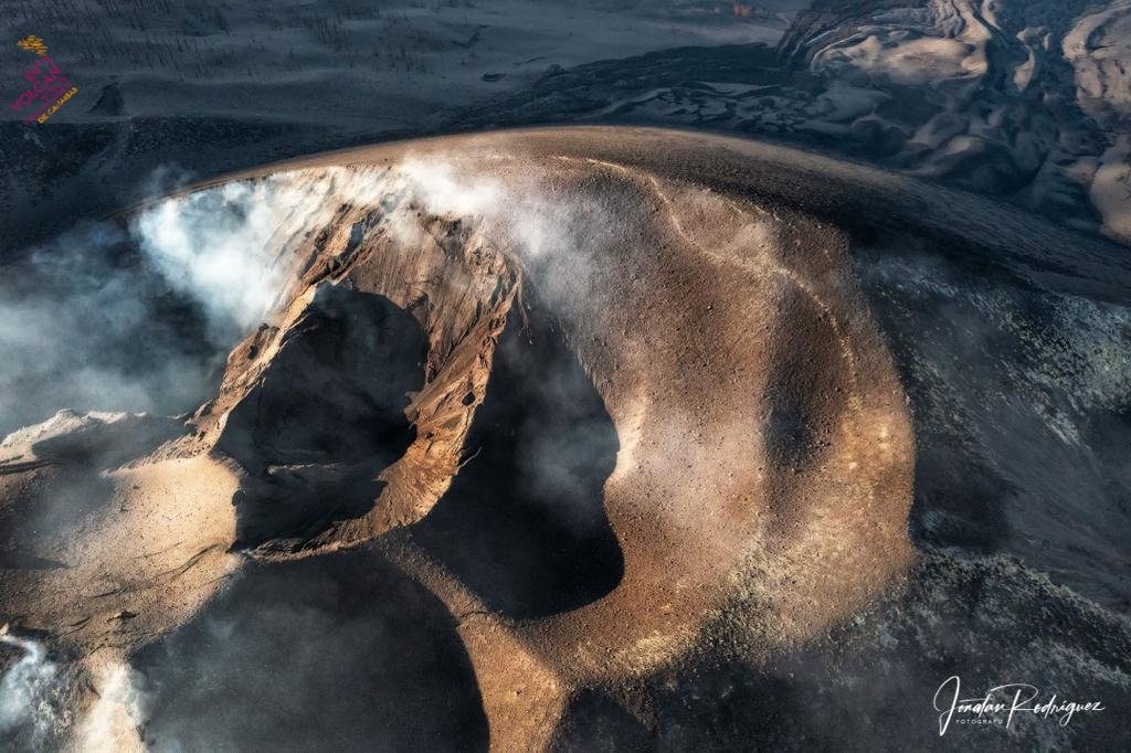 Fotografía del cono volcánico de Cumbre Vieja tras un día sin actividad