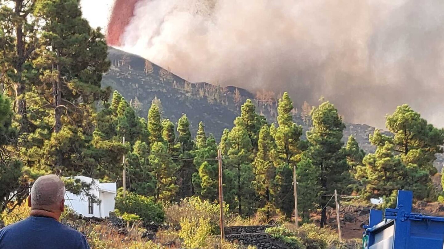 Julio César, de espaldas, observa el volcán de Cumbre Vieja de La Palma