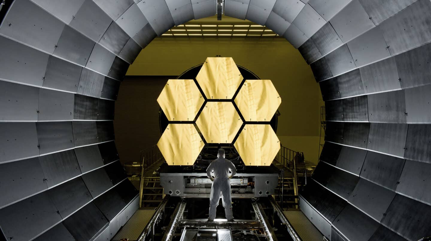 Un científico delante del telescopio James Webb durante su montaje.